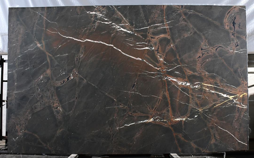 Marrom Estúdio Vertical